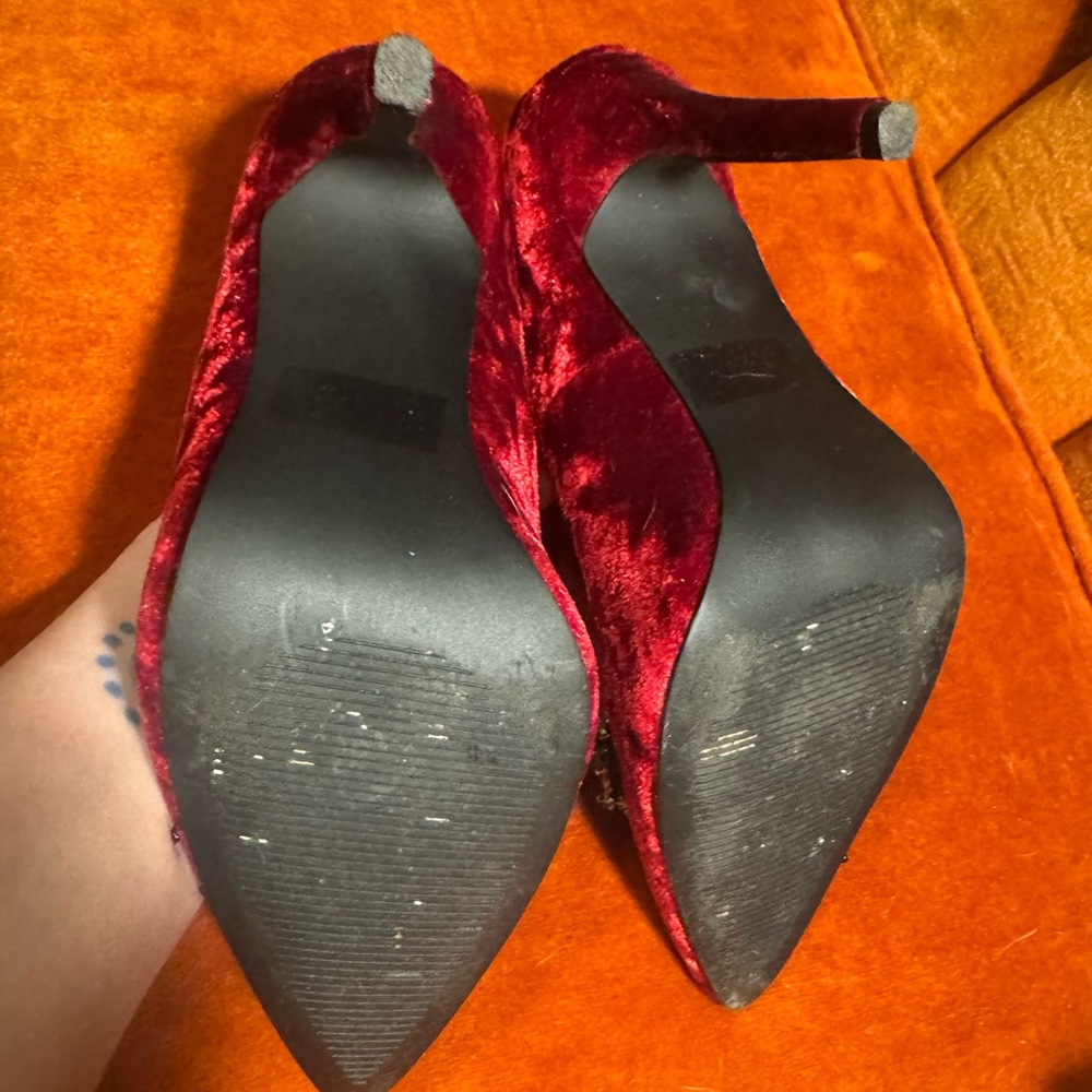Elegant Red Velvet Heels with beaded insects - dragonfly - Picture 8 of 8